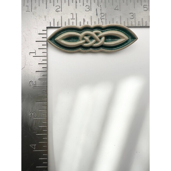 Irish lover’s knot ceramic brooch pin - Picture 7 of 7